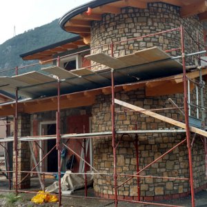 Rivestimenti in pietra di Credaro su torre e pilastri posa con giunti in cemento